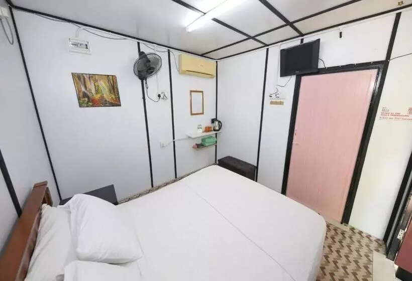 Hotelli Oyo 90960 Rajawali D Cabin Chalet Roomstay