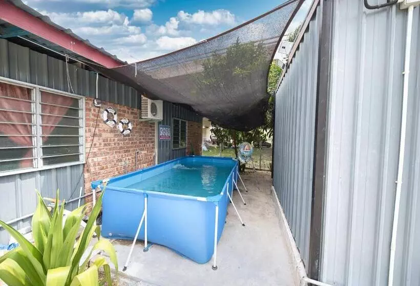 Hotelli Oyo 90960 Rajawali D Cabin Chalet Roomstay