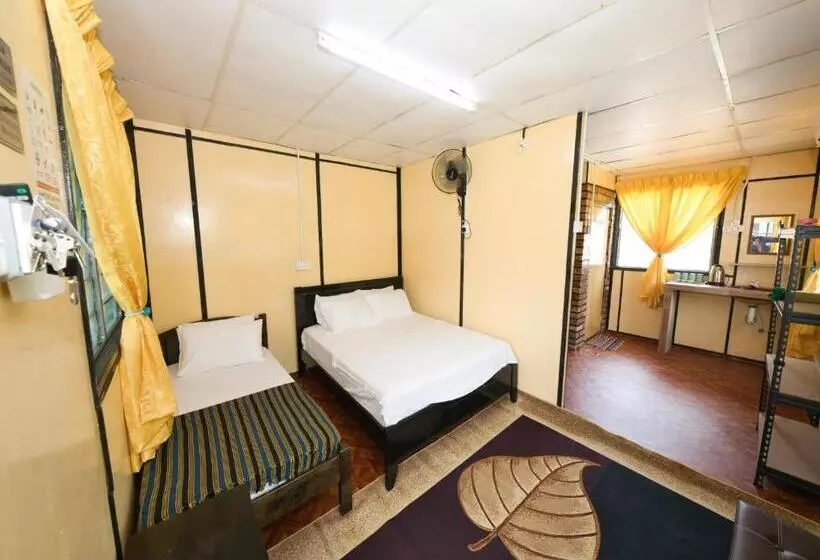Hotelli Oyo 90960 Rajawali D Cabin Chalet Roomstay
