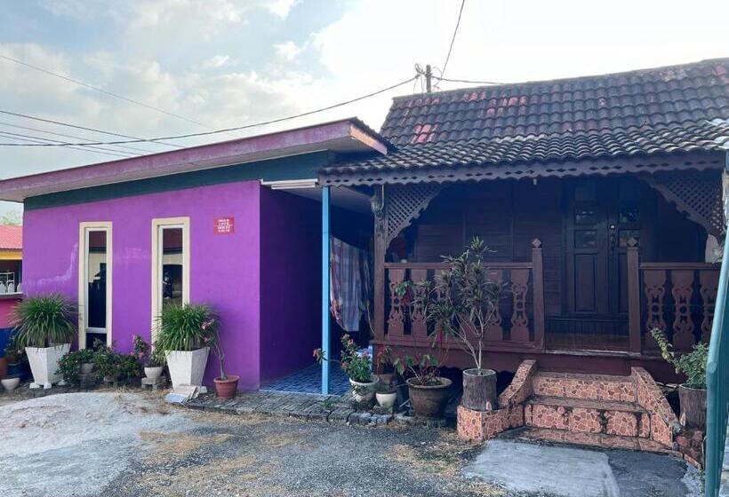 בית מלון כפרי Oyo 90967 Homestay Chalet Warisan Siti