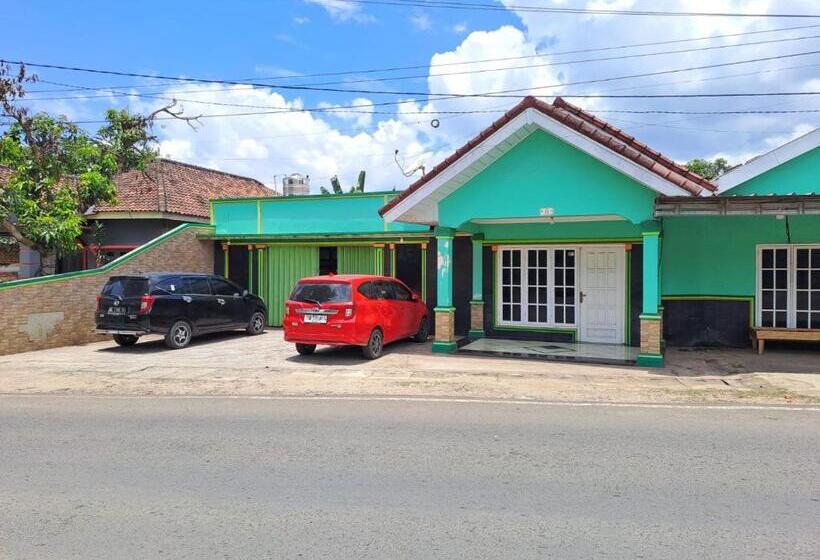 בית מלון כפרי Oyo 93814 Amanda Homestay