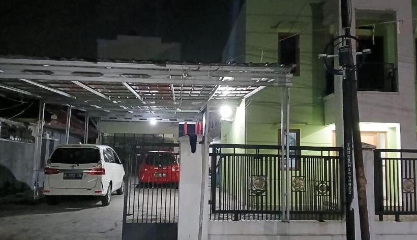 בית מלון כפרי Oyo 93861 Adinda Guest House Syariah