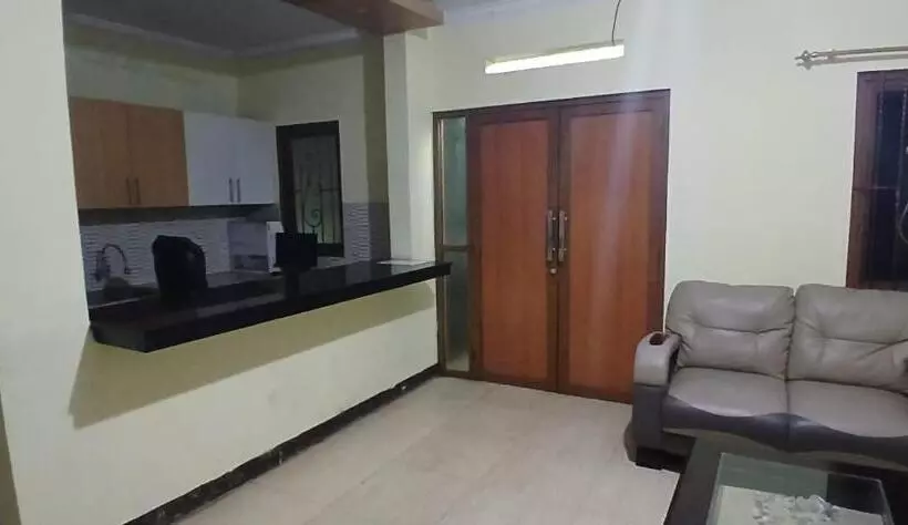 Hotelli Oyo 93861 Adinda Guest House Syariah