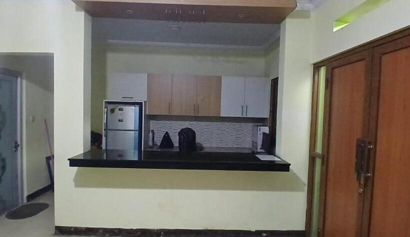 בית מלון כפרי Oyo 93861 Adinda Guest House Syariah