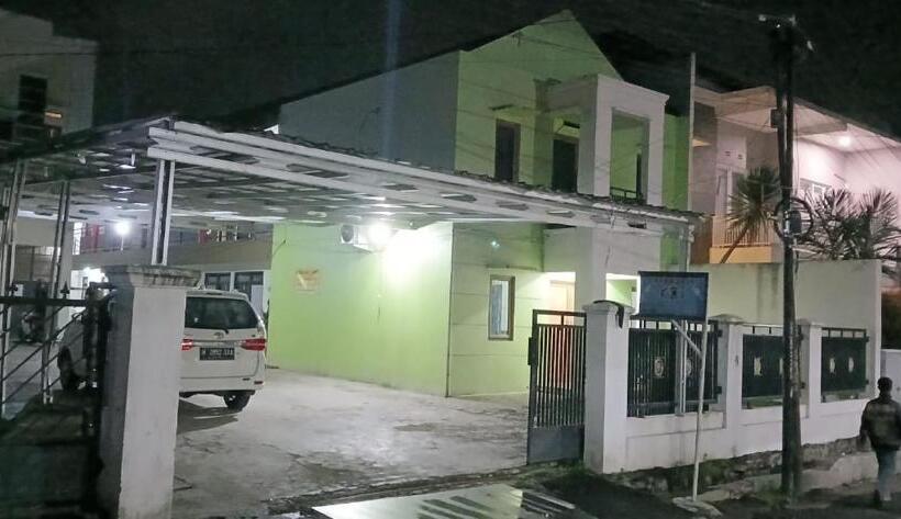 בית מלון כפרי Oyo 93861 Adinda Guest House Syariah