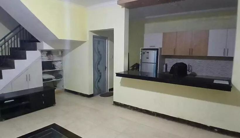 Hotelli Oyo 93861 Adinda Guest House Syariah