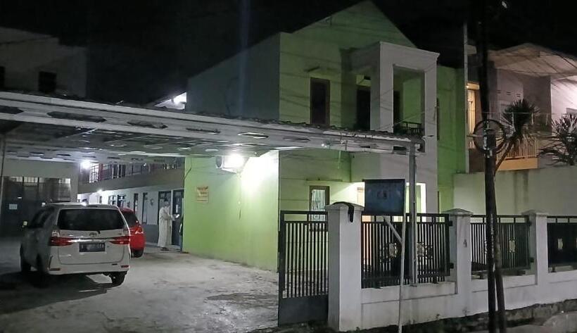 בית מלון כפרי Oyo 93861 Adinda Guest House Syariah