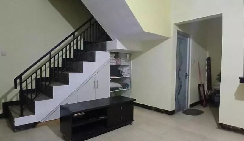 Hotelli Oyo 93861 Adinda Guest House Syariah