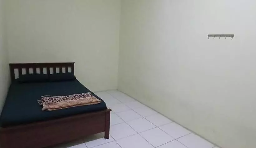 Hotelli Oyo 93861 Adinda Guest House Syariah