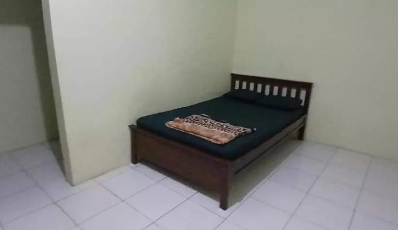 Hotelli Oyo 93861 Adinda Guest House Syariah