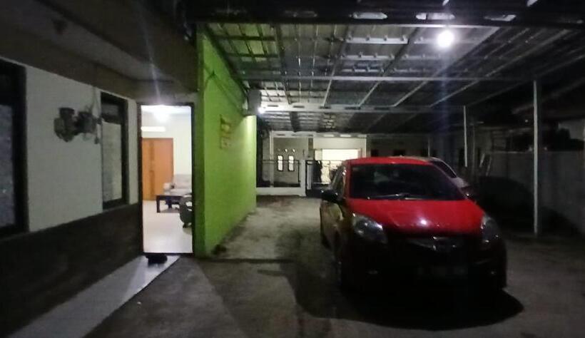 בית מלון כפרי Oyo 93861 Adinda Guest House Syariah