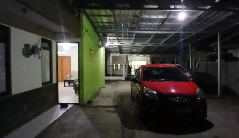 Hotelli Oyo 93861 Adinda Guest House Syariah