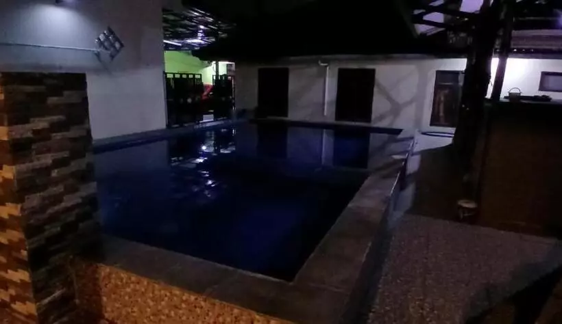 Hotelli Oyo 93861 Adinda Guest House Syariah