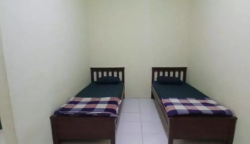 Hotelli Oyo 93861 Adinda Guest House Syariah