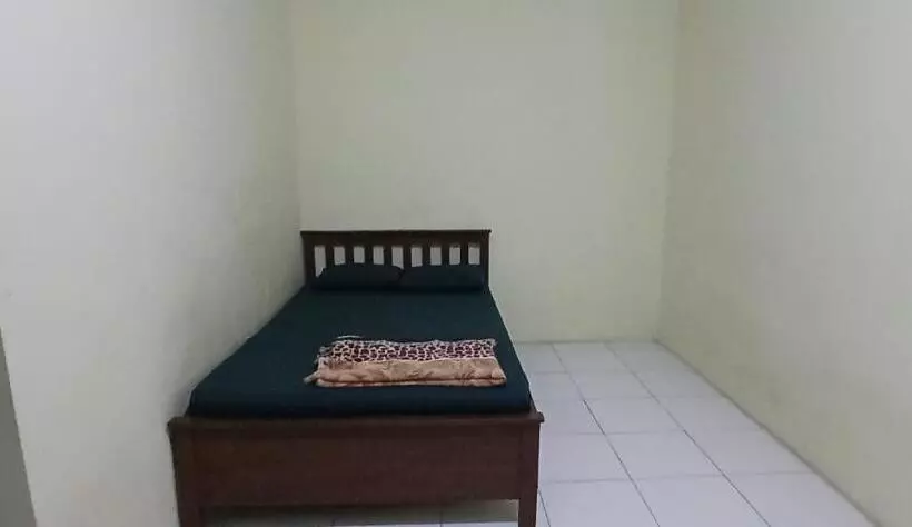 Hotelli Oyo 93861 Adinda Guest House Syariah