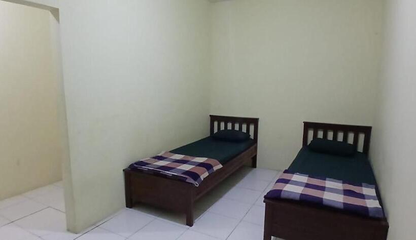 בית מלון כפרי Oyo 93861 Adinda Guest House Syariah