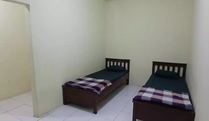 Hotelli Oyo 93861 Adinda Guest House Syariah