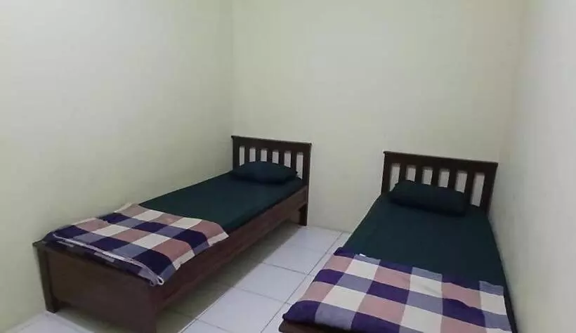 Hotelli Oyo 93861 Adinda Guest House Syariah