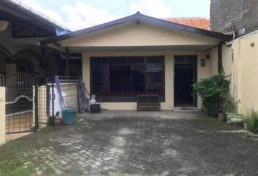 Hotelli Oyo 93864 Wisma Gading Syriah