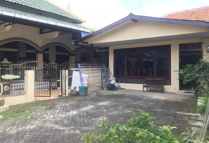 Hotelli Oyo 93864 Wisma Gading Syriah