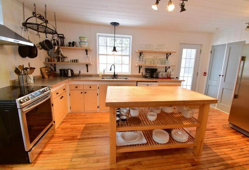 Retkeilymaja Le Partage Lodge: Destination Plein Air Et Sociale