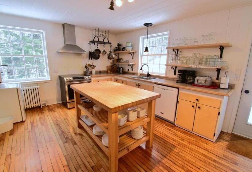 Retkeilymaja Le Partage Lodge: Destination Plein Air Et Sociale