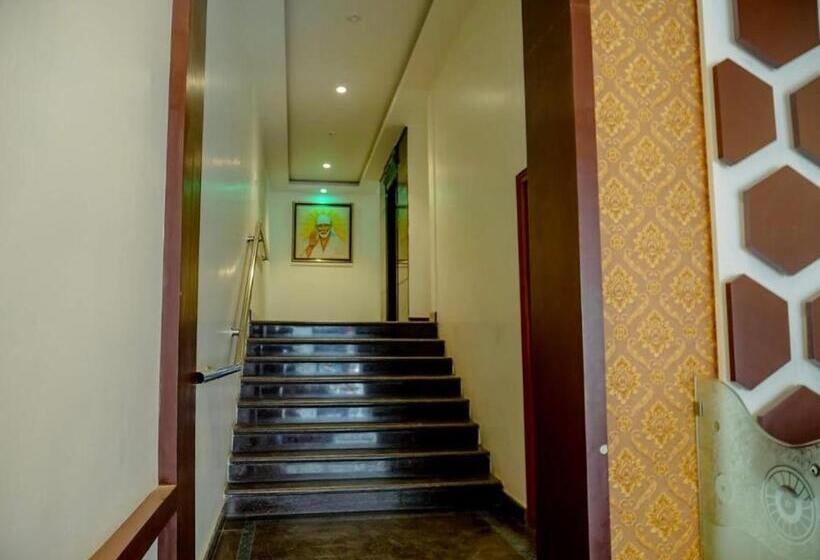 فندق Naveed Residency