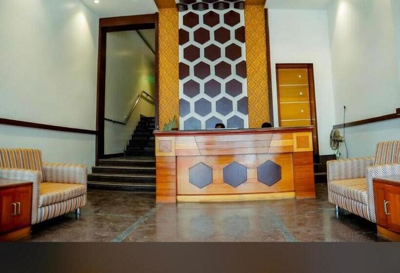 فندق Naveed Residency