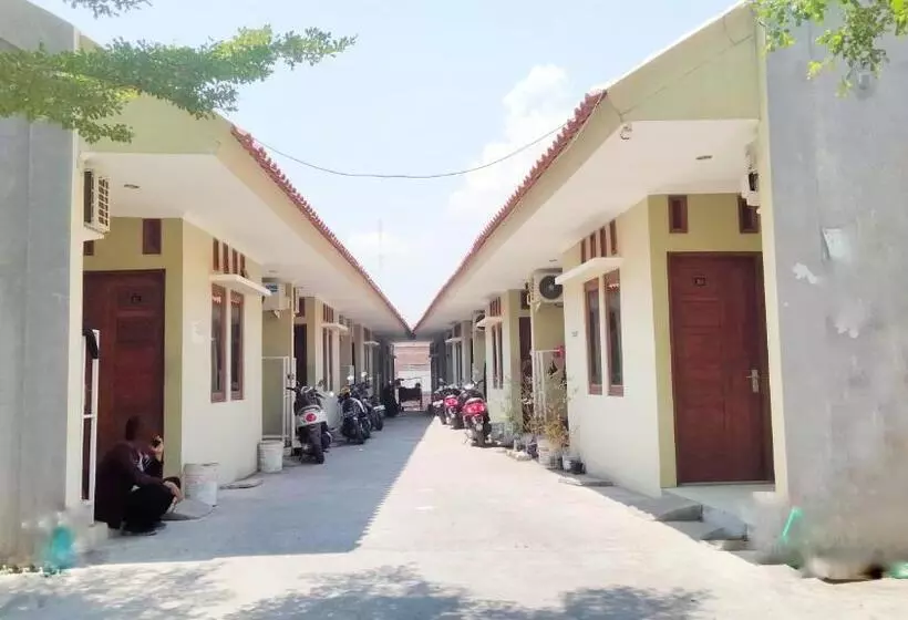 Hotelli Wisma Mutiara Near Alun Alun Demak Mitra Reddoorz