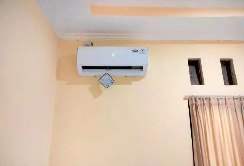 Hotelli Wisma Mutiara Near Alun Alun Demak Mitra Reddoorz