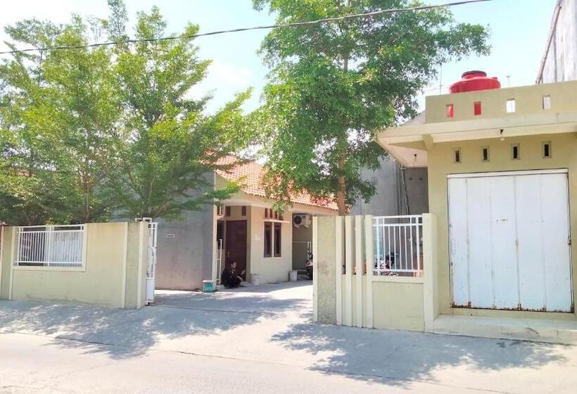 فندق Wisma Mutiara Near Alun Alun Demak Mitra Reddoorz