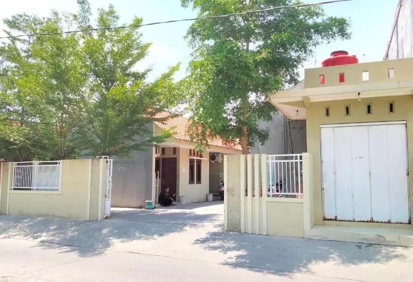 Hotelli Wisma Mutiara Near Alun Alun Demak Mitra Reddoorz