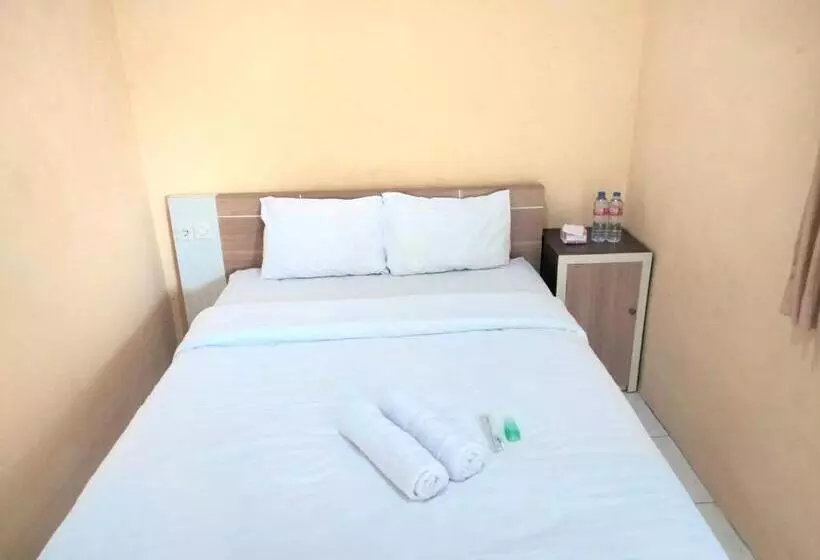 Hotelli Wisma Mutiara Near Alun Alun Demak Mitra Reddoorz