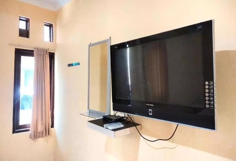 Hotelli Wisma Mutiara Near Alun Alun Demak Mitra Reddoorz