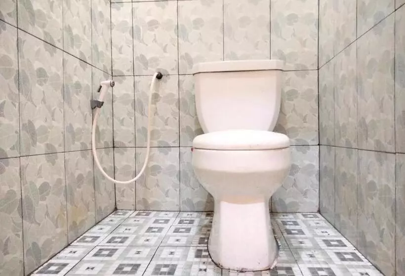 Hotelli Wisma Mutiara Near Alun Alun Demak Mitra Reddoorz