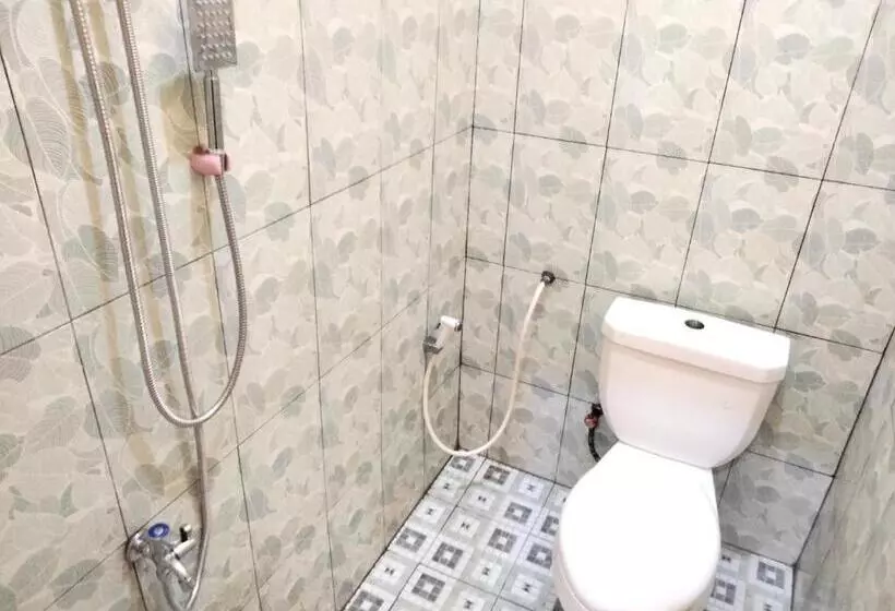 Hotelli Wisma Mutiara Near Alun Alun Demak Mitra Reddoorz