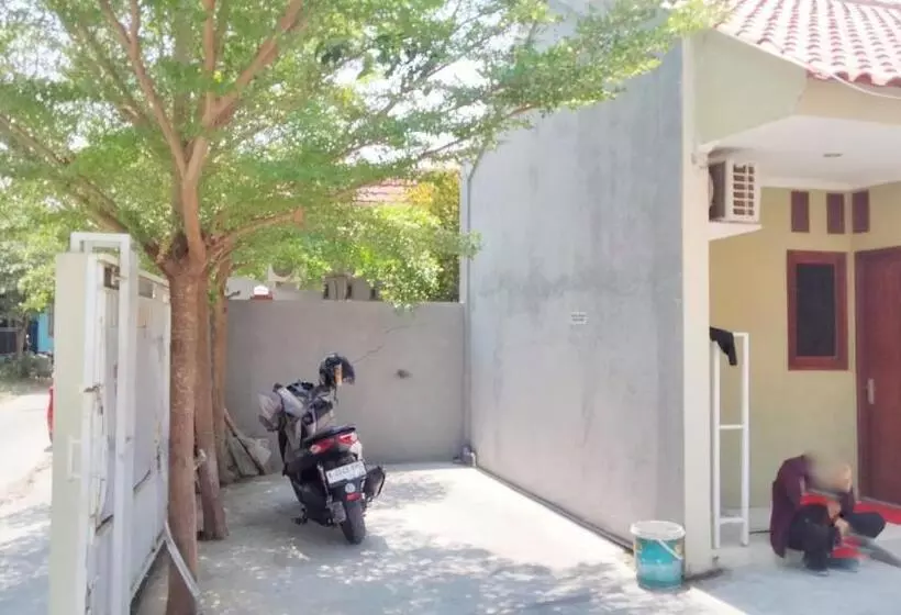 Hotelli Wisma Mutiara Near Alun Alun Demak Mitra Reddoorz