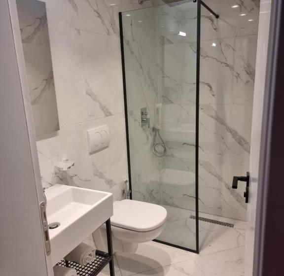 پانسیون Gogo Moustache Guest House