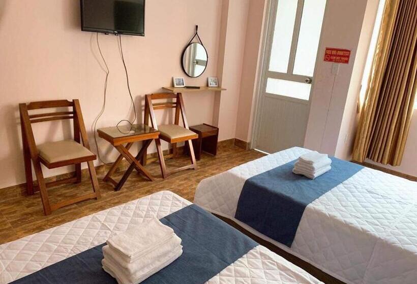 هتل Na Na Homestay