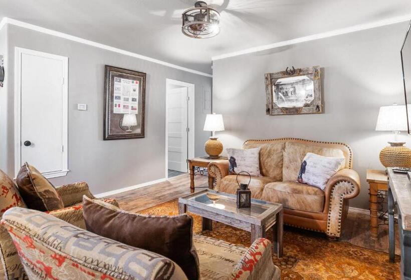 بنسيون Salt Block   The Cowboy Suite 4