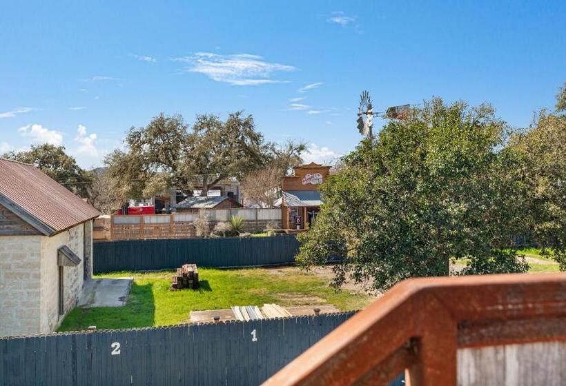 بنسيون Salt Block   The Cowboy Suite 4