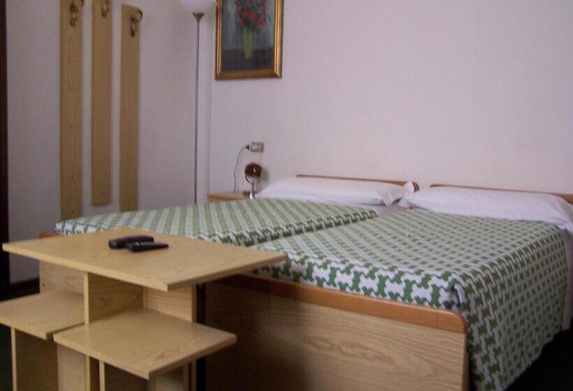 Отель Albergo Corona