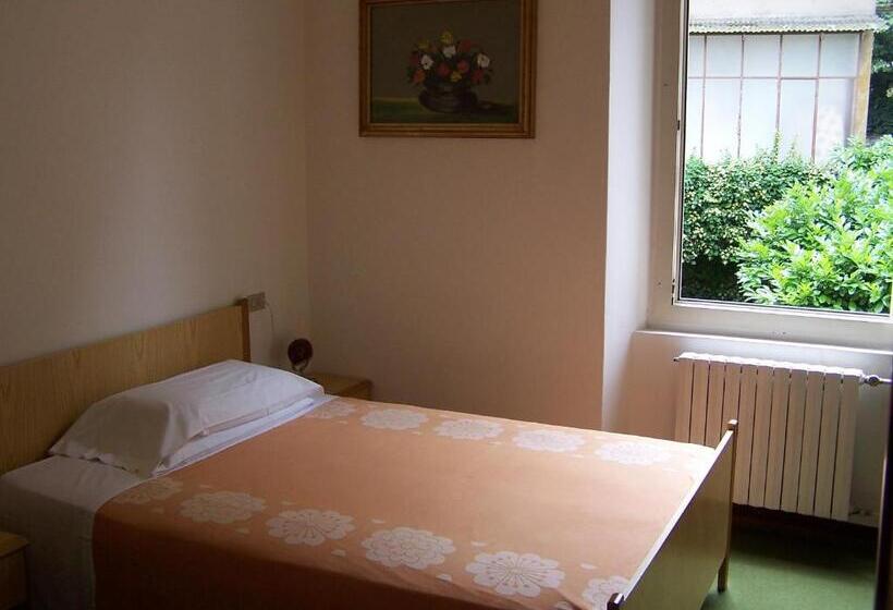 Отель Albergo Corona