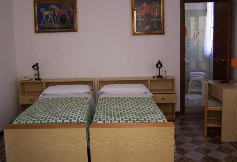 Отель Albergo Corona