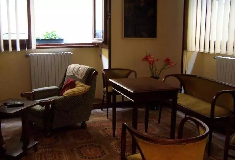 Hotelli Albergo Corona