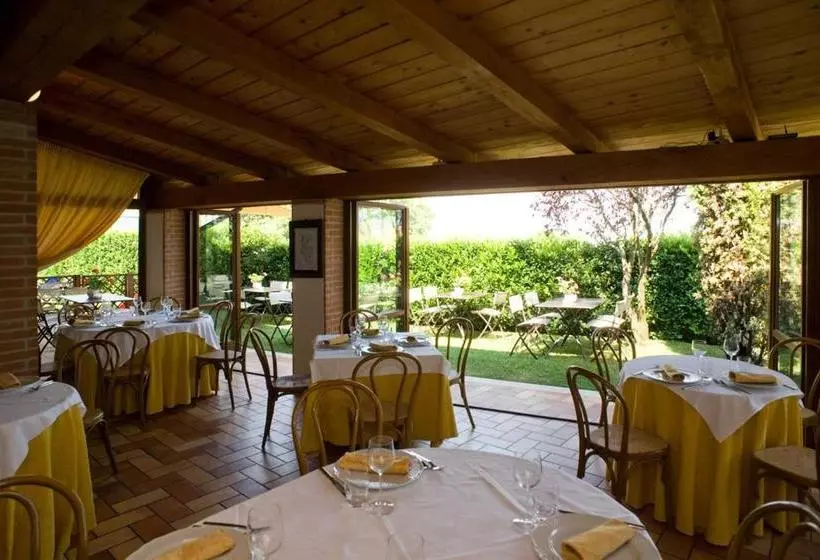 هتل Albergo Ristorante Il Terziere