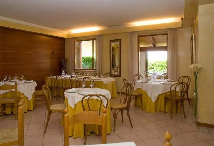 هتل Albergo Ristorante Il Terziere