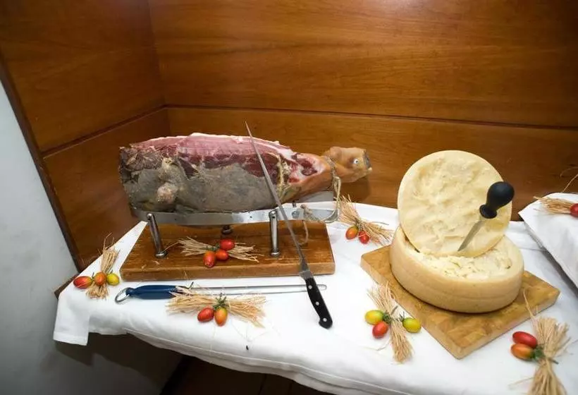 هتل Albergo Ristorante Il Terziere