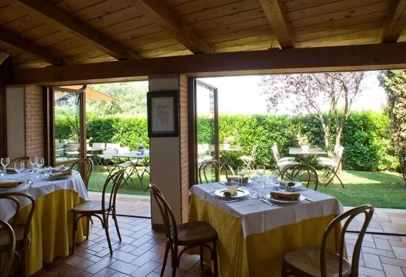 هتل Albergo Ristorante Il Terziere