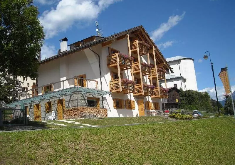 Hotelli Dolomiti Lodge Villa Gaia